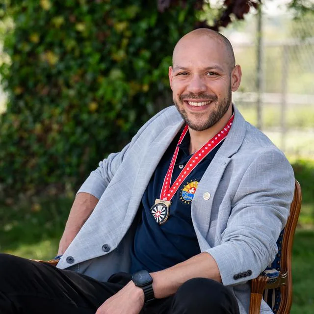 Niklaus Villalta als Präsident bei Round Table, mit Präsidentenkette